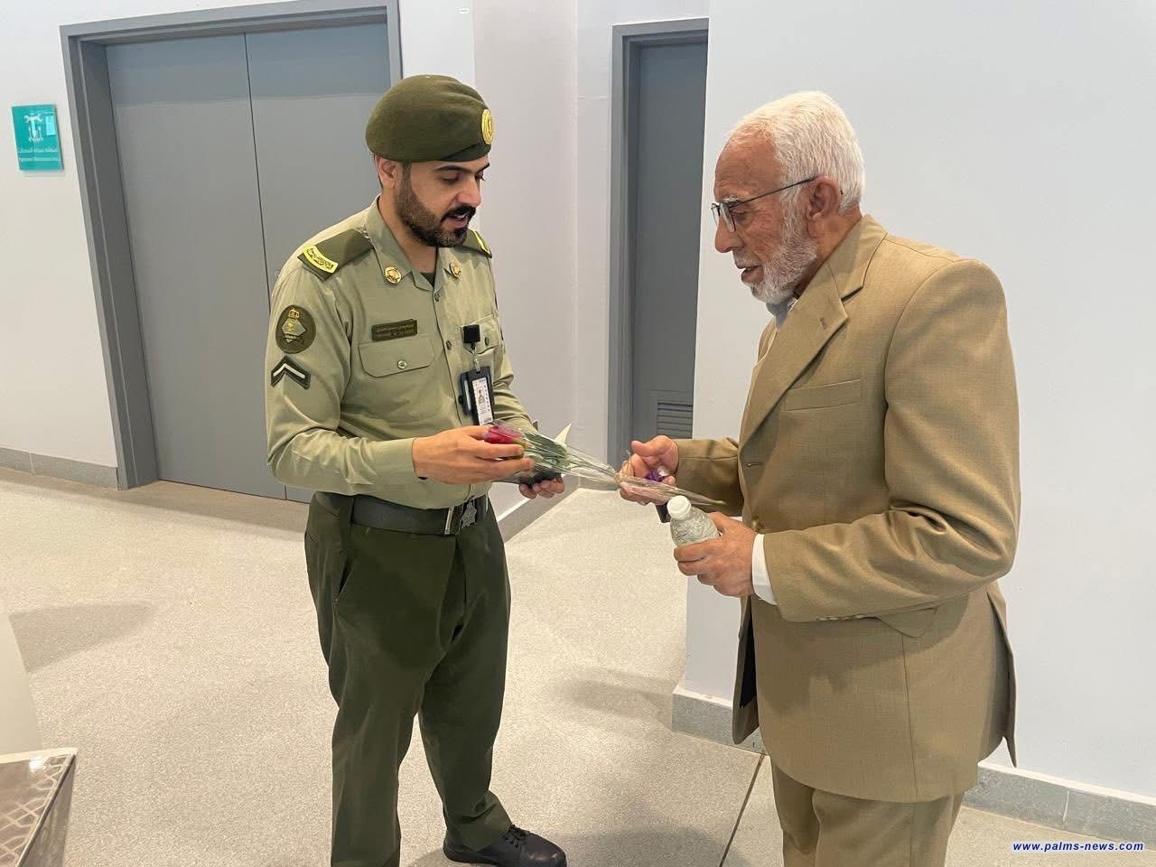 الخارجية العراقية تعلن وصول الدفعة الأولى من المواطنين القادمين من مصر عبر منفذ عرعر الحدودي.